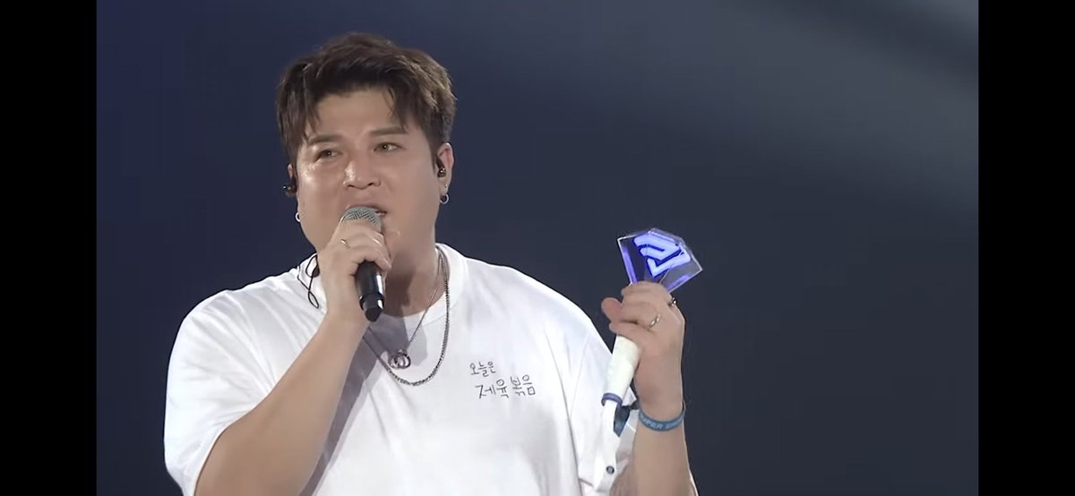 BearShindong's tweet photo. Una foto más de nuestro precioso en el SS8 🥰 Cada vez estamos mas cerca del inicio de la gira SS10.
¿Qué sienten? 
Me refiero a que a parte de la emoción, ¿Qué otros sentimientos les genera el SS10 y el aniversario?

De este lado melancolía y una inmensa felicidad.
#슈퍼주니어 https://t.co/93f4sJy0qQ