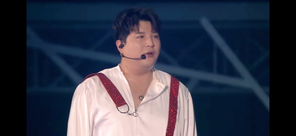 BearShindong's tweet photo. Una foto más de nuestro precioso en el SS8 🥰 Cada vez estamos mas cerca del inicio de la gira SS10.
¿Qué sienten? 
Me refiero a que a parte de la emoción, ¿Qué otros sentimientos les genera el SS10 y el aniversario?

De este lado melancolía y una inmensa felicidad.
#슈퍼주니어 https://t.co/93f4sJy0qQ