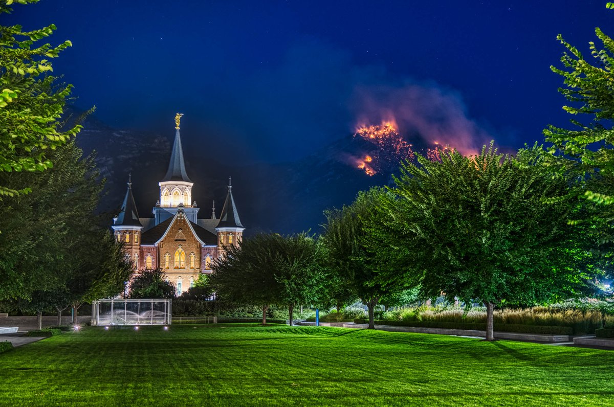 Two shots of the #BuckleyDrawFire from last night with my Nikon. It's not often that you see the mountain on fire. Fortunately, the flames were high enough that there wasn't any danger to the valley.