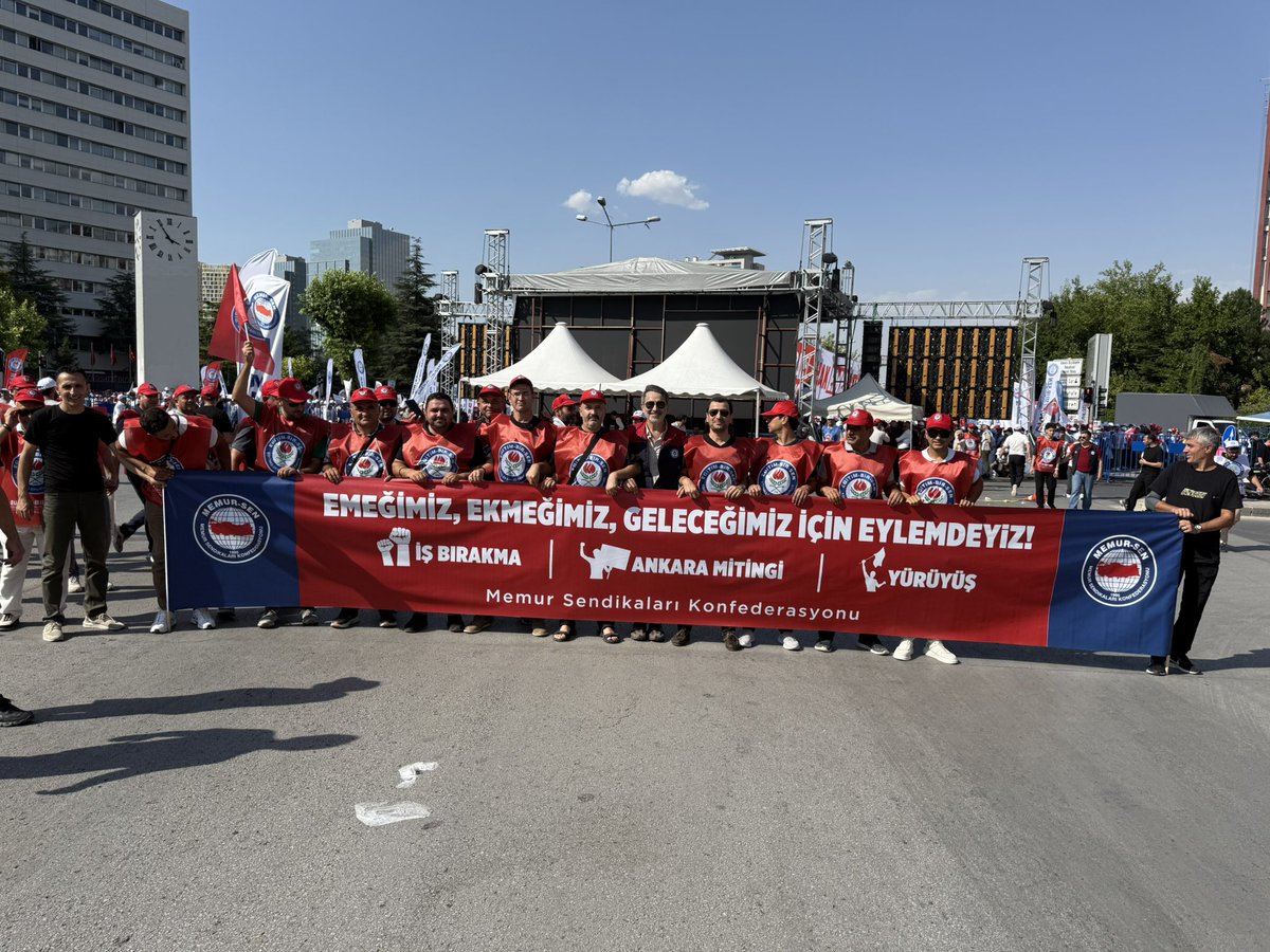 ertgrlyldz63's tweet photo. H A R İ K A Y D I N M E M U R S E N

Emeğimiz, Ekmeğimiz ve Geleceğimiz için; 

Tüm Türkiye’de,  emekten, alın ve akıl terinden gelen gücümüzle iş bıraktık,  hayatı durdurduk.

Mersin Memur-Sen olarak On binlerle Ankara Mitinginde buluştuk. Mitingimizi gerçekleştirdik. 

Hazine ve Maliye Bakanlığı önüne yürüdük. 

#MemurMeydanda