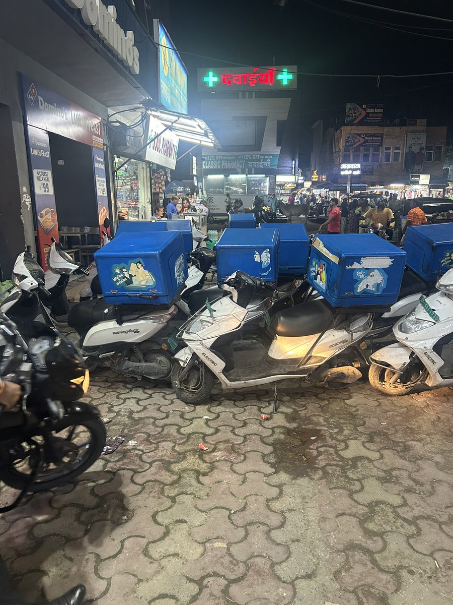 narang449's tweet photo. Where will I walk? Park car?

Domino’s has more than space outside also for their vehicle parking . Failed to understand it’s a public space or a private space. 

Talked to manger but he argued with me . Request for quick action @dmgbnagar @noida_authority @noidapolice https://t.co/pif7kVqvFv