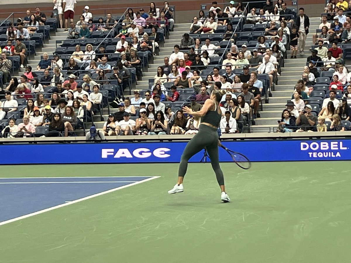 TennisAtlantic's tweet photo. World #1 and @usopen top seed @SabalenkaA hitting on Ashe right now. Practices as hard as she plays and she had a couple of extra days to get here this year. #usopen2025 #FanWeek https://t.co/YvQVaqG4yk