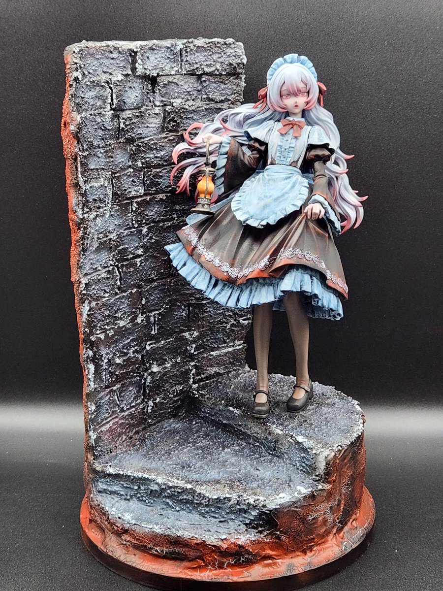 となモ７で購入した
POLY-TOYSさん(<a href="/dokon/">dokon</a>)販売
トムオさん(<a href="/_ToMuO_/">トムオ</a>) 原型の
ランタンを持つメイド完成しました。
現地で一目惚れして購入。
秘密の地下階段を降りてくイメージで作ったのですが、色や視線がちょっと色々とチグハグになってしまいましたが、やりたいことはできた作品になりました！