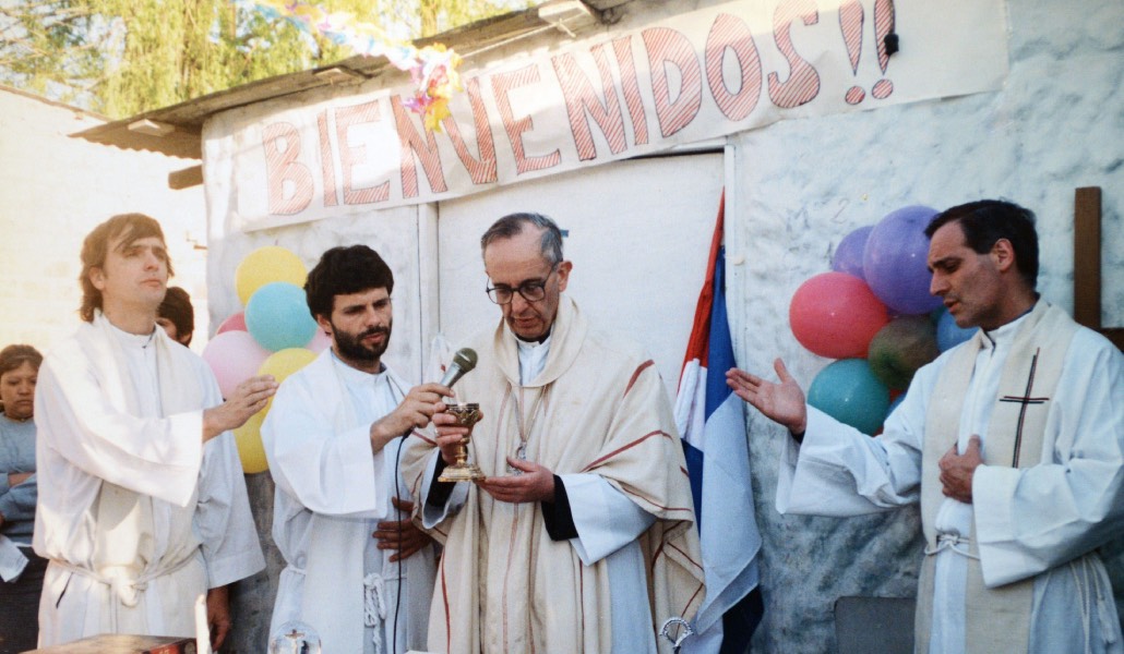 No hay nada menos argentino que meterse con los curas villeros. Es desconocer nuestra historia y cuestionar el enorme trabajo de los sacerdotes que son una red de contención contra la droga, la violencia y los abusos familiares en los lugares donde no llega el Estado. Es ir en
