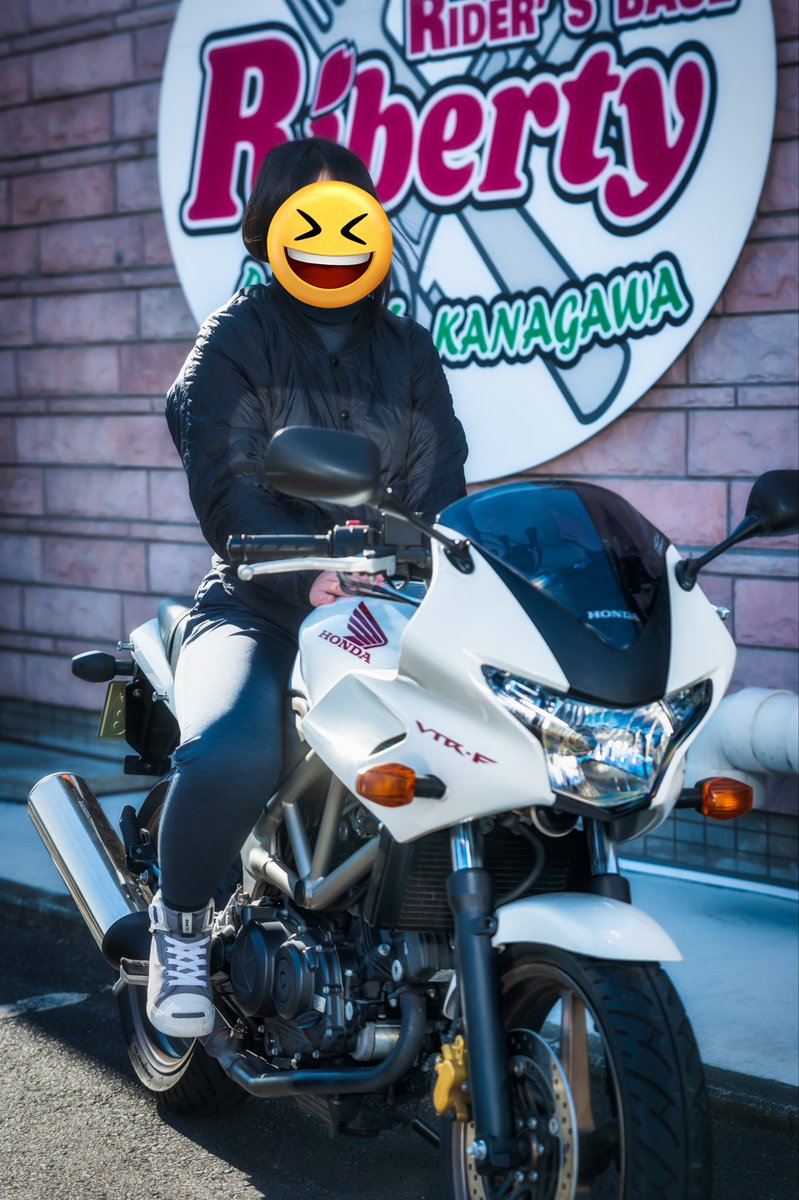 suzuki_vtr250f's tweet photo. #バイク乗りとして軽く自己紹介
名前: suzuki
年齢: 32
性別: 女
住み: 神奈川
車種: #VTR250F
身長: 163cm
好き: ドライブ、ツーリング
一言: 年齢上がったので更新!
シルバー色フレームのVTRFに乗ってます!
バイクに乗る機会が減ってますが毎回乗るとワクワクしてます☺️
よろしくお願いします🙌 https://t.co/qqrQrQQu7D