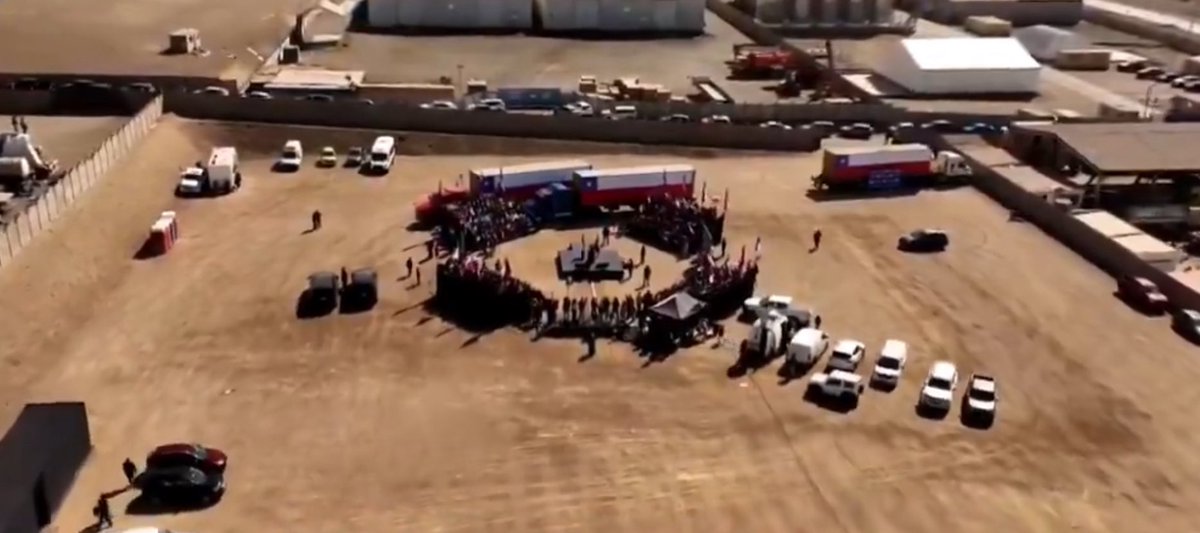 <a href="/24HorasTVN/">24 Horas</a> Masivo encuentro de Kast para su lanzamiento presidencial oficial en #Antofagasta 
El sector parece ser una bodega para almacenar concentrado de cobre robado.