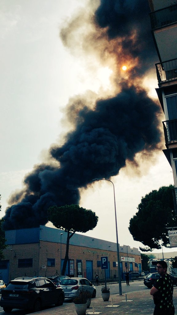 Albertagpi's tweet photo. Ara mateix incendi a Lliçà de Vall, empresa Salerm.

#lliça #lliçadevall @324cat https://t.co/kcGxtZQ5YD