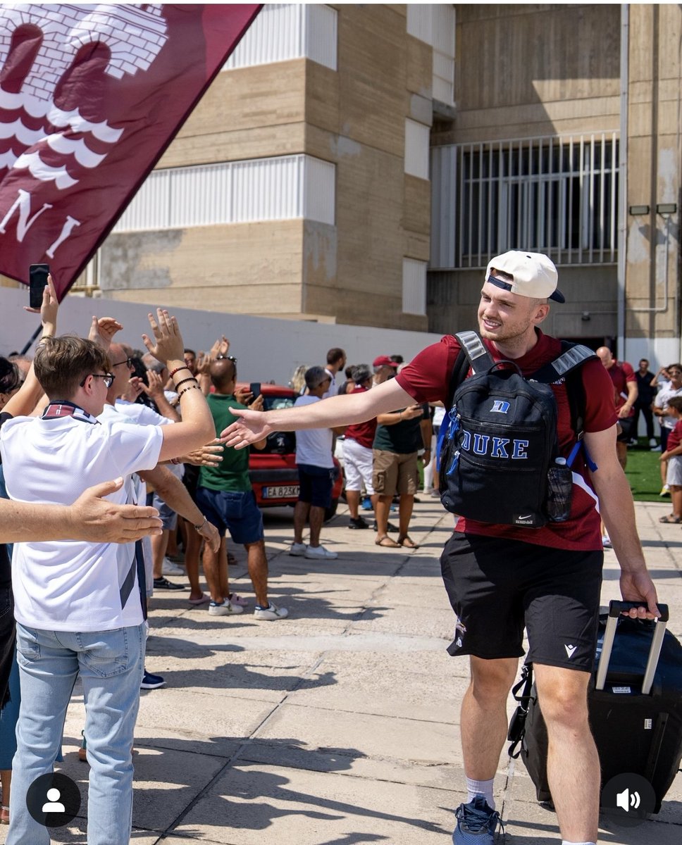 E lui si presenta così con lo zaino dei Duke❤️❤️❤️❤️ come non si fa ad amare Matthew hurt <a href="/PianetaBasketIT/">Pianeta_Basket</a> <a href="/BasketballCL/">Basketball Champions League</a> <a href="/LegaBasketA/">Lega Basket Serie A</a> <a href="/iacopodesantis/">Iacopo De Santis</a> <a href="/CorSport/">Corriere dello Sport</a>