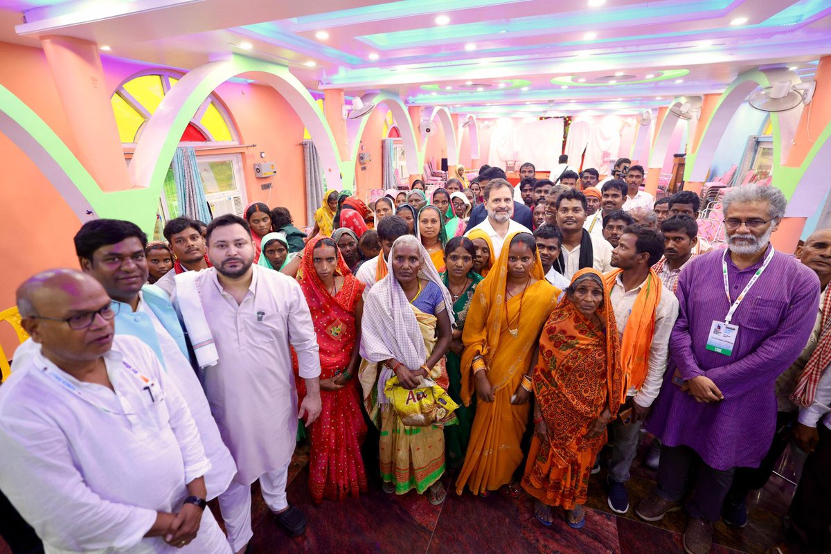 बिहार में BJP और चुनाव आयोग वोटर लिस्ट में धड़ल्ले से फर्जीवाड़ा कर रहे हैं।

मनमाने तरीके से लोगों के नाम काटे जा रहे हैं, उनसे वोट देने का अधिकार छीना जा रहा है। गरीबों, दलितों, पिछड़ों, अल्पसंख्यकों के साथ अन्याय किया जा रहा है। 

नेता विपक्ष श्री <a href="/RahulGandhi/">Rahul Gandhi</a> जी ने ऐसे लोगों