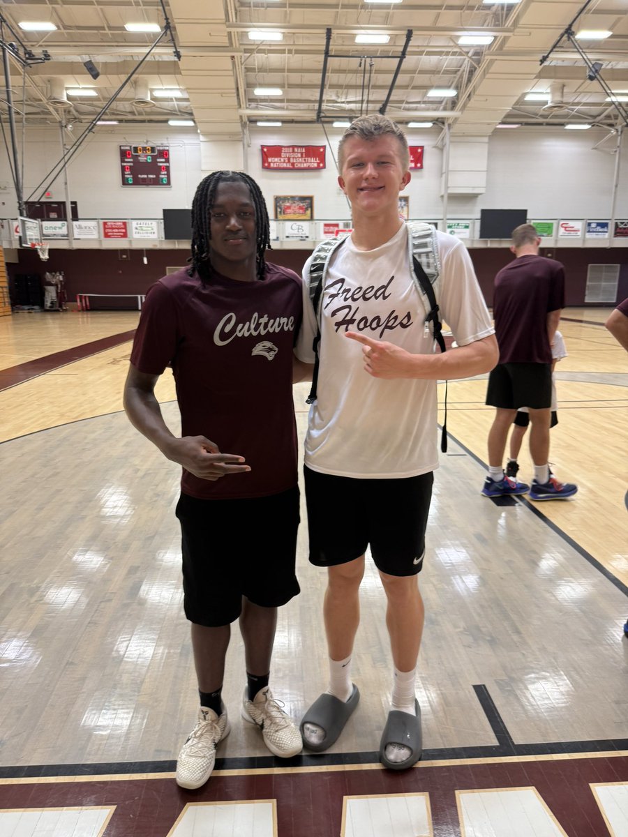 lwarren084's tweet image. I had a great time at the @FHULionsBBall  Elite Camp yesterday! Thank you to Coach Stutts (@CoachDStutts) and Coach Burns (@CoachGBurns) for the invite and the great camp! Also great to see @TigersTennessee Alumni @RodneyBoo25! @tigers950 @CourtneyHoops90