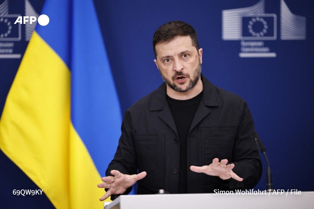 Ukraine's President Volodymyr Zelensky said on Monday he would focus on working out Western security guarantees as he met a US envoy and huddled with European leaders before high-stakes talks with Donald Trump ➡️ u.afp.com/SQmu