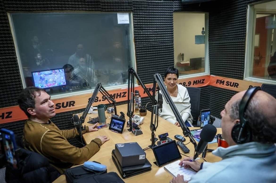 mayrasmendoza's tweet photo. Estuvimos conversando en @fmsur889ok1 de cara a las próximas elecciones y para contarle a los vecinos y vecinas lo que está en juego el 7 de septiembre y 26 de octubre.

Vamos a continuar trabajando para concretar los proyectos que tanto necesitamos para mejorar la calidad de vida de los quilmeños y que por decisión del gobierno nacional hoy están frenadas.

#SeguimosParaAdelante☀💜