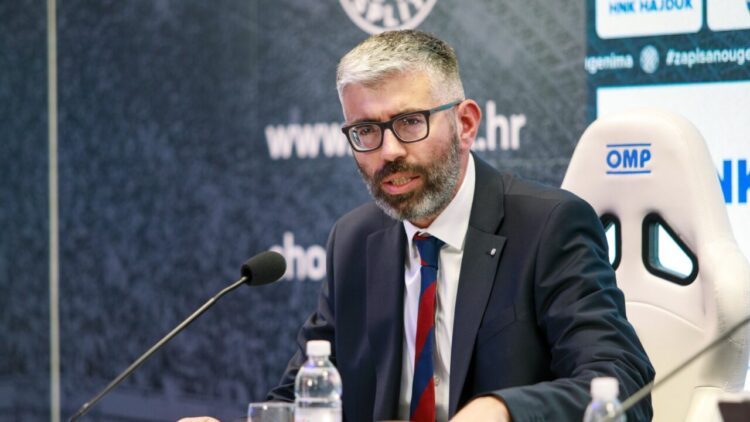 Službena reakcija Hajduka:

"Svjesni smo da je posljednji rezultatski neuspjeh u Europi izazvao negativne reakcije koje potpuno razumijemo i prihvaćamo, ali isto tako osuđujemo bilo kakve oblike ponašanja koji nisu u sportskom i hajdučkom duhu te koji mogu ugroziti sigurnost