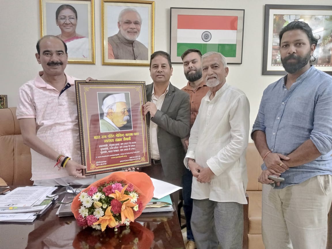AjayTamtaBJP's tweet photo. आज दिल्ली स्थित शासकीय आवास पर पंडित गोबिंद बल्लभ पंत जन्मजयंती समारोह समिति के सदस्यों ने भेंट कर 10 सितम्बर को श्रद्धेय गोबिंद बल्लभ पंत जी की जन्मजयंती पर उनके पैतृक गाँव खूंट (अल्मोड़ा) आने का आमंत्रण दिया। https://t.co/VWK8A9E9Zo