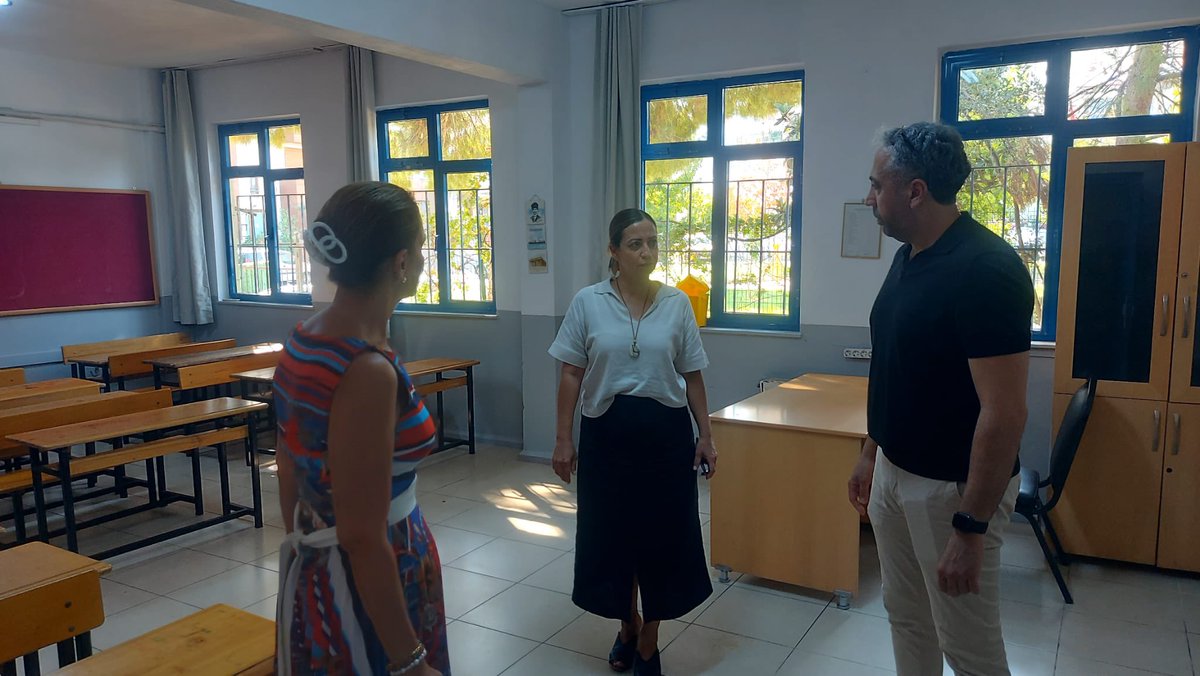 MarmarisMem's tweet photo. Marmaris’te 2025–2026 eğitim öğretim yılına yönelik hazırlık süreci tüm hızıyla devam ediyor. İlçe Millî Eğitim Müdürümüz Sayın Serap AKSEL, okullarda yapılacak bakım, onarım ve fiziki düzenlemeleri yerinde incelemek üzere yaz dönemi ziyaretlerini sürdürüyor. https://t.co/2QtzXzLPfJ