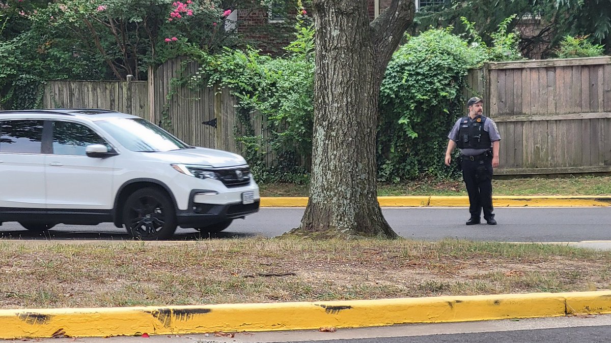 JohnAdamsElem's tweet photo. Shout out to the @AlexVASheriff for stepping in to help facilitate traffic and meet families on our first day back to school! #BeEager #EagerEagles @ACPSk12 https://t.co/Xc8V6C3PfJ