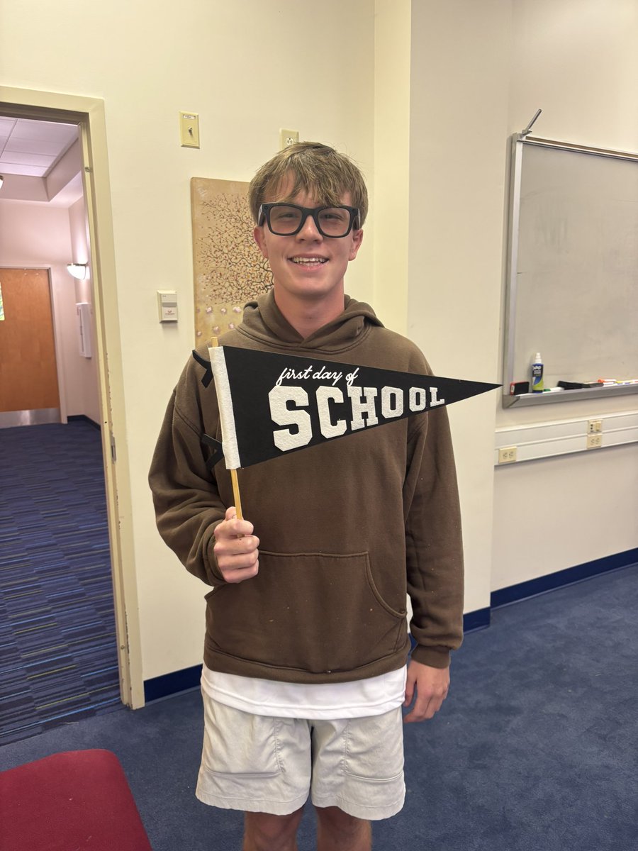 theboringintern tweet media