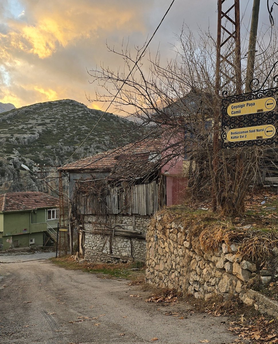 inciryesili's tweet photo. hususan Barla sıddıkları, beni çok defa hayalen eski zamana ve o memlekete celbediyorlar....

Barla ve dağlarında gezdiriyorlar.

🔸️Ben onlarla ve o yerleriyle çok alâkadarım, unutmuyorum. Onlara binler selâm ediyorum.... 🥀

~Bediüzzaman Said Nur https://t.co/uVOlBiYMIM
