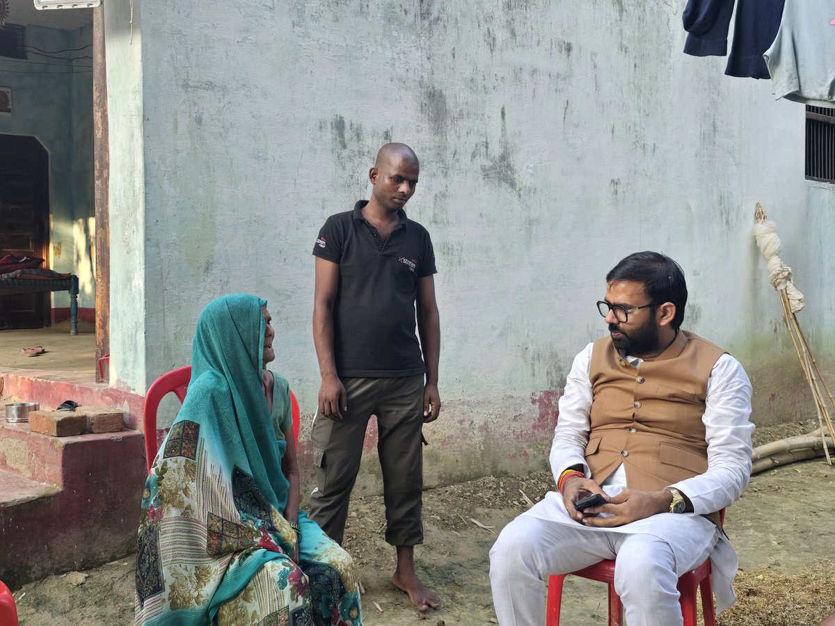 Siddhartha Mishra (@siddhartha7oct) on Twitter photo क्षेत्र में प्रतिदिन लोगों के बीच जब होता हूँ तो अक्सर लोग कहते है कि "भैया एतना साल से दौड़त हया पार्टी टिकट देई कि नॉय?"
हर बार मेरा यही उत्तर होता है कि हम श्री <a href="/yadavakhilesh/">Akhilesh Yadav</a> जी को मुख्यमंत्री बनाने के लिए आप सब के बीच आते हैं बाकी हमारे नेता का जो फैसला होगा उसका स्वागत है। क्षेत्र में प्रतिदिन लोगों के बीच जब होता हूँ तो अक्सर लोग कहते है कि "भैया एतना साल से दौड़त हया पार्टी टिकट देई कि नॉय?"
हर बार मेरा यही उत्तर होता है कि हम श्री <a href="/yadavakhilesh/">Akhilesh Yadav</a> जी को मुख्यमंत्री बनाने के लिए आप सब के बीच आते हैं बाकी हमारे नेता का जो फैसला होगा उसका स्वागत है।