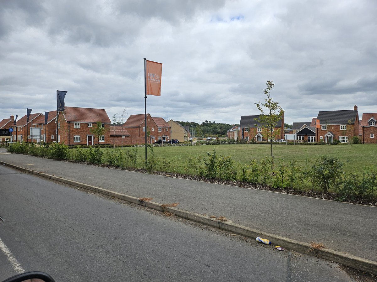 chisel2211's tweet image. I took the first photo of the poppyfield in Bramford about 4 years ago...next photo is the same place, but are fields no longer.
Nothing stays the same.... #Suffolk