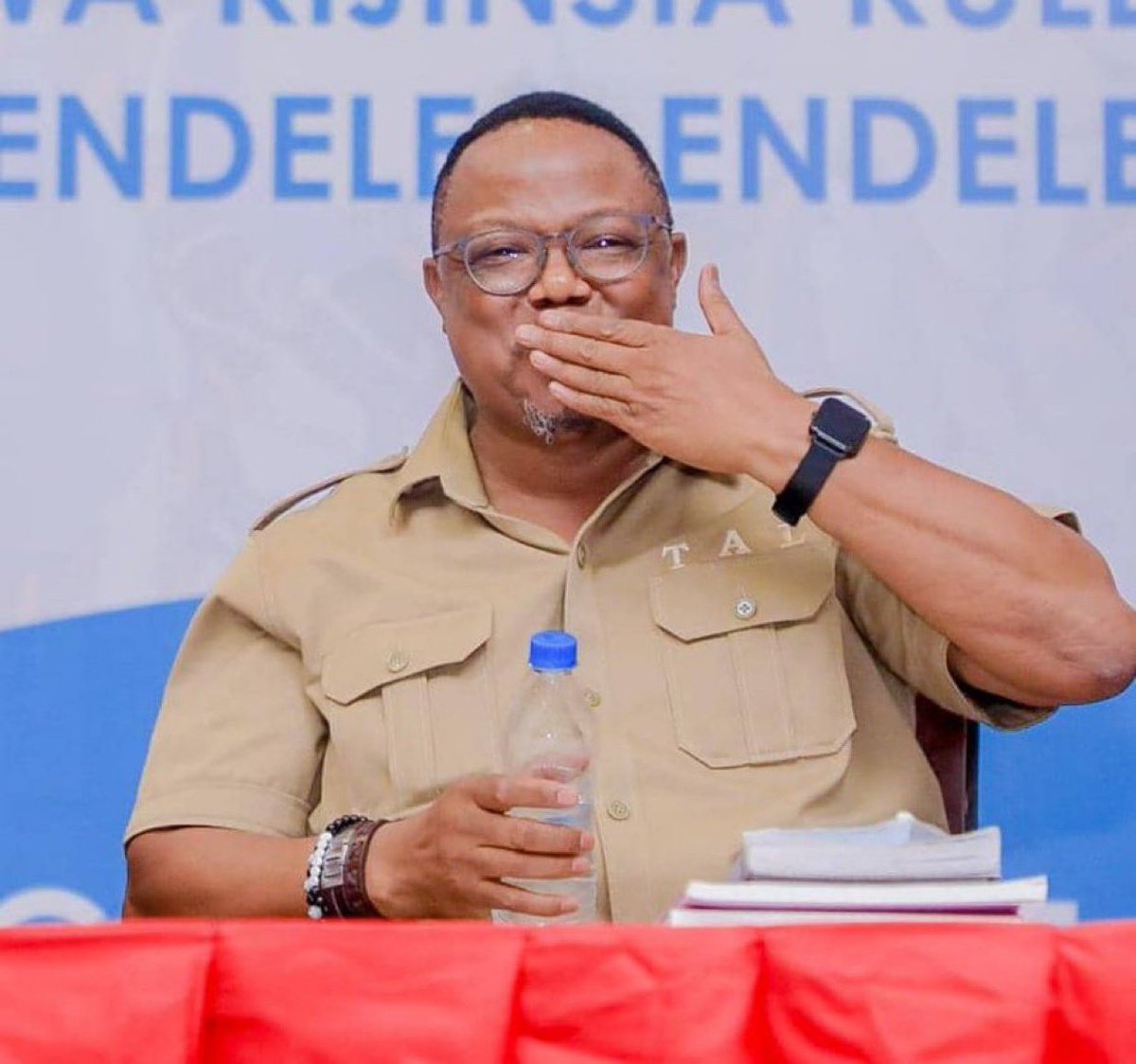 Amekuwa jela kwa siku 118. Lakini amejiandaa kufundisha sheria. Na kuonesha akili ndogo za serikali. Na kwamba yeye si mhalifu. Leo Hakimu na Mawakili wa dola wanalala na viatu. Huyu ndiye mwalimu wetu, kaka yetu, ndugu yetu, mwenyekiti wetu, SC Tundu AM Lissu.