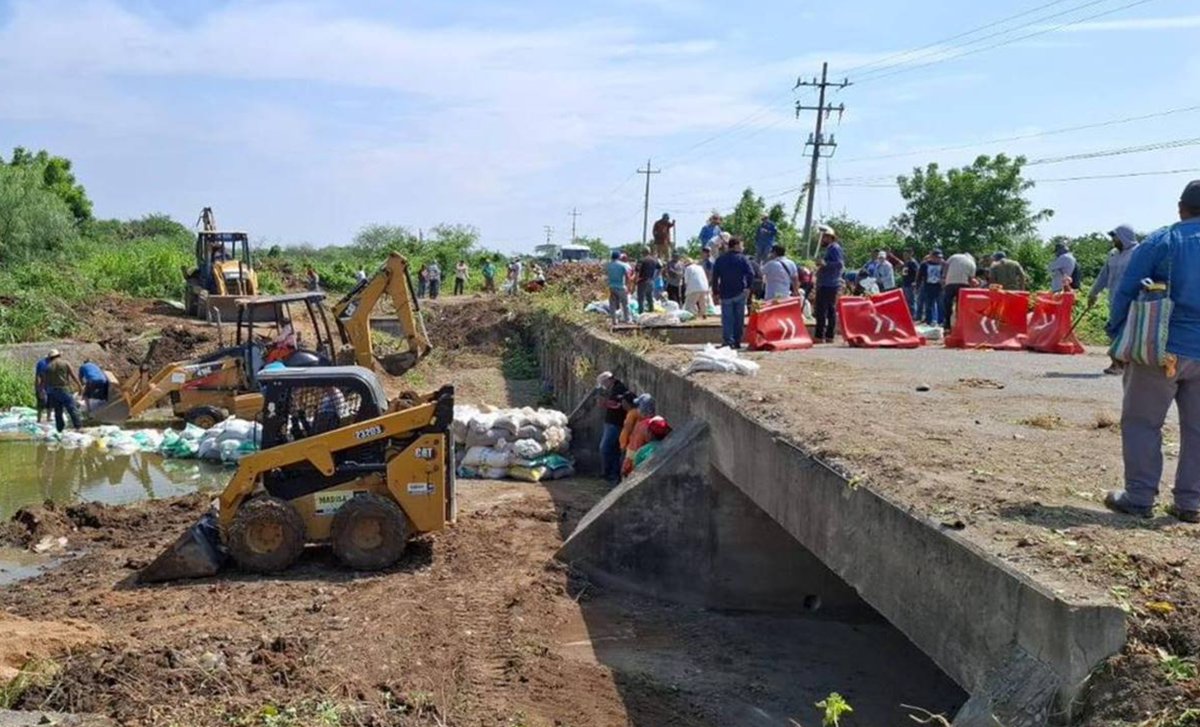 AireLibreOaxaca's tweet image. 🌪️ Vecinos de 3 municipios en Oaxaca se cansaron de esperar y construyen su propio paso provisional tras daños del huracán Erick.
Gobierno se negó a apoyarlos por “otras prioridades”.
Lee la nota completa 👉airelibreoaxaca.com/%f0%9f%8c%aa%e…
#Oaxaca #HuracánErick #Tequio #Istmo