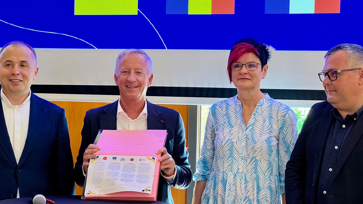 🇫🇷🇺🇦🇩🇪🇷🇴 Ravi d’accueillir en Mayenne nos amis Allemands, Roumains et Ukrainiens ainsi que les délégations de jeunes lors de la Rencontre des Quatre Régions pour l’Europe🇪🇺

L’occasion de rendre un vibrant hommage à Gérard Dujarrier, Vice-Président du Conseil départemental, qui a