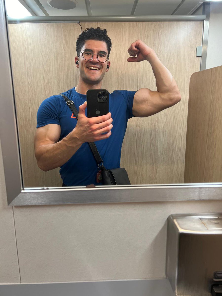 You are only as good as the work you put in. 

First day back in the gym after a few weeks . 

Let’s get summer ready!