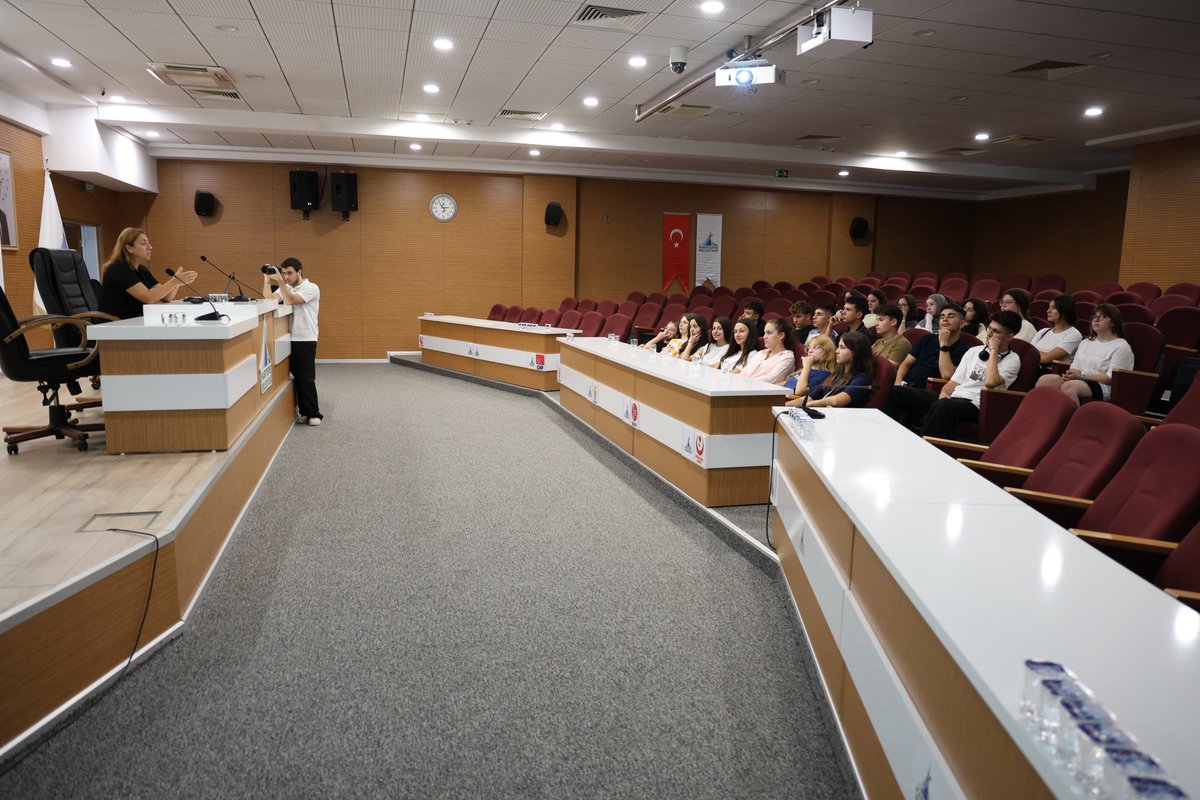 Bir Gençlik ve Gelişim Kampı öğrencilerimiz bugün belediyemizi gezdi, müdürlüklerimizi tanıdı. Kentimizin nasıl yönetildiğini yerinde görüp merak ettiklerini sordular. 🙌✨