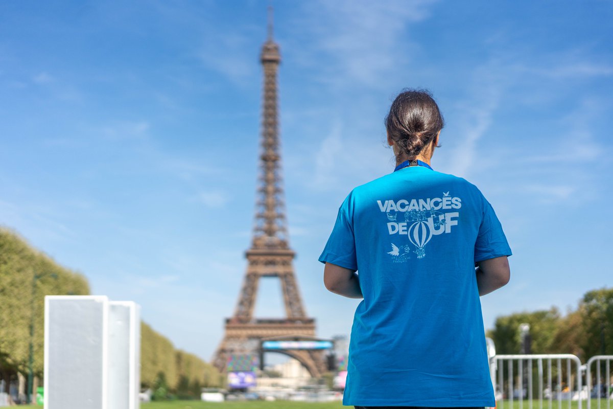 SecoursPop's tweet photo. 🏖 Le #ChampDeMars se métamorphose pour accueillir la #JournéeDesOubliésDesVacances le 20 août. On a hâte !!!