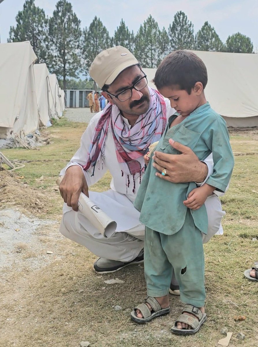 یہ وہ محب وطن پاکستانی ہے جنہوں نے حکومت پاکستان کے ایک نوٹیفیکیشن پر گھر بار چھوڑ کر آج بے سروسامان 
تن پر کپڑوں پاؤں پر چپل آپ خود دیکھ لیں
آج ان بچوں بزرگوں بہنوں کو صرف خوراک نہیں کپڑوں چپل اور دیگر ضروریات زندگی کی ضرورت ہے 
PK92UNIL0109000331084771
UBL Bank,