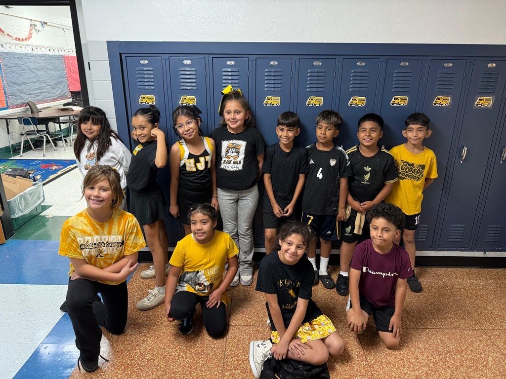 Mr. Villazon's class rocked black and gold last Friday 🖤💛🎉
La clase del Sr. Villazón lució de negro y dorado el viernes pasado.
#JeffersonJourney🐝