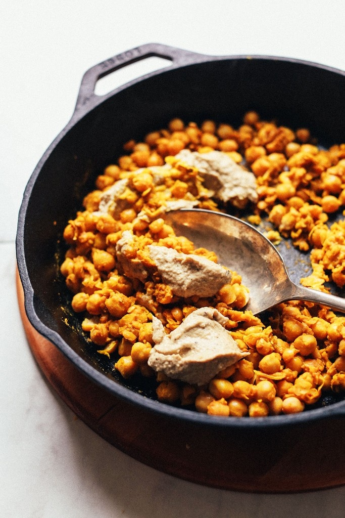 Need a breakfast switch-up? 🍽️↔️ Try our fluffy, flavorful 😋 CHICKPEA SCRAMBLE with baba ganoush 🍆 &amp; anti-inflammatory spices. Ready in just 10 MINUTES if using store-bought baba ganoush, or 30 with our quick homemade option! Tap the link for the recipe: l8r.it/5IXK