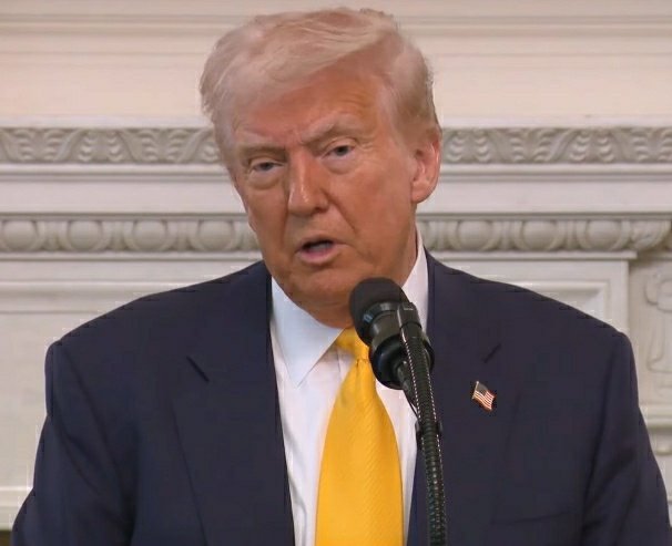 डोनाल्ड ट्रंप पर सबसे बड़ी खबर. ट्रंप की हर बात को दिखाने वाला भारत का मैनस्ट्रीम मीडिया इस बड़ी खबर को छुपा रहा है.

आज वाइट हाउस में प्रेस से बात करते हुए डोनाल्ड ट्रंप ने कहा "COMPUTER या MACHINE" वोटिंग के लिए नही हैं.

EVM और E-MAIL वोटिंग को अमेरिका में पूरी तरह बैन कर