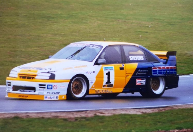 From the Archive: King Carlton 👑 

Pete Stevens in the Vauxhall Carlton V8 - whilst in Formula Saloons Championship action, 1996 🏁 

#FormulaSaloons | #Thundersaloon 

(📸©️ Andrew Glenister)