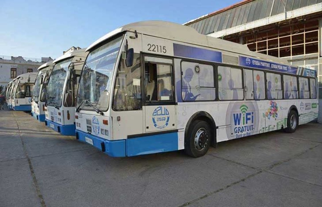 Transport à Alger : les bus de plus de 20 ans seront également retirés. 

Au lendemain de la chute d'un bus bondé de passager, vendredi à Alger, dans l'Oued El Harrach, causant 18 morts et 24 blessés, le président de la République, Abdelmadjid Tebboune, a ordonné le retrait de la