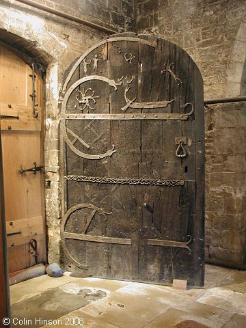histories_arch's tweet image. The "900-year-old door" of St. Helen's Church in Stillingfleet, Yorkshire, England 🏴󠁧󠁢󠁥󠁮󠁧󠁿🇬🇧, a truly remarkable piece of living history and a major attraction for visitors interested in medieval craftsmanship and Viking-era influences. While the church itself dates to the mid-12th…