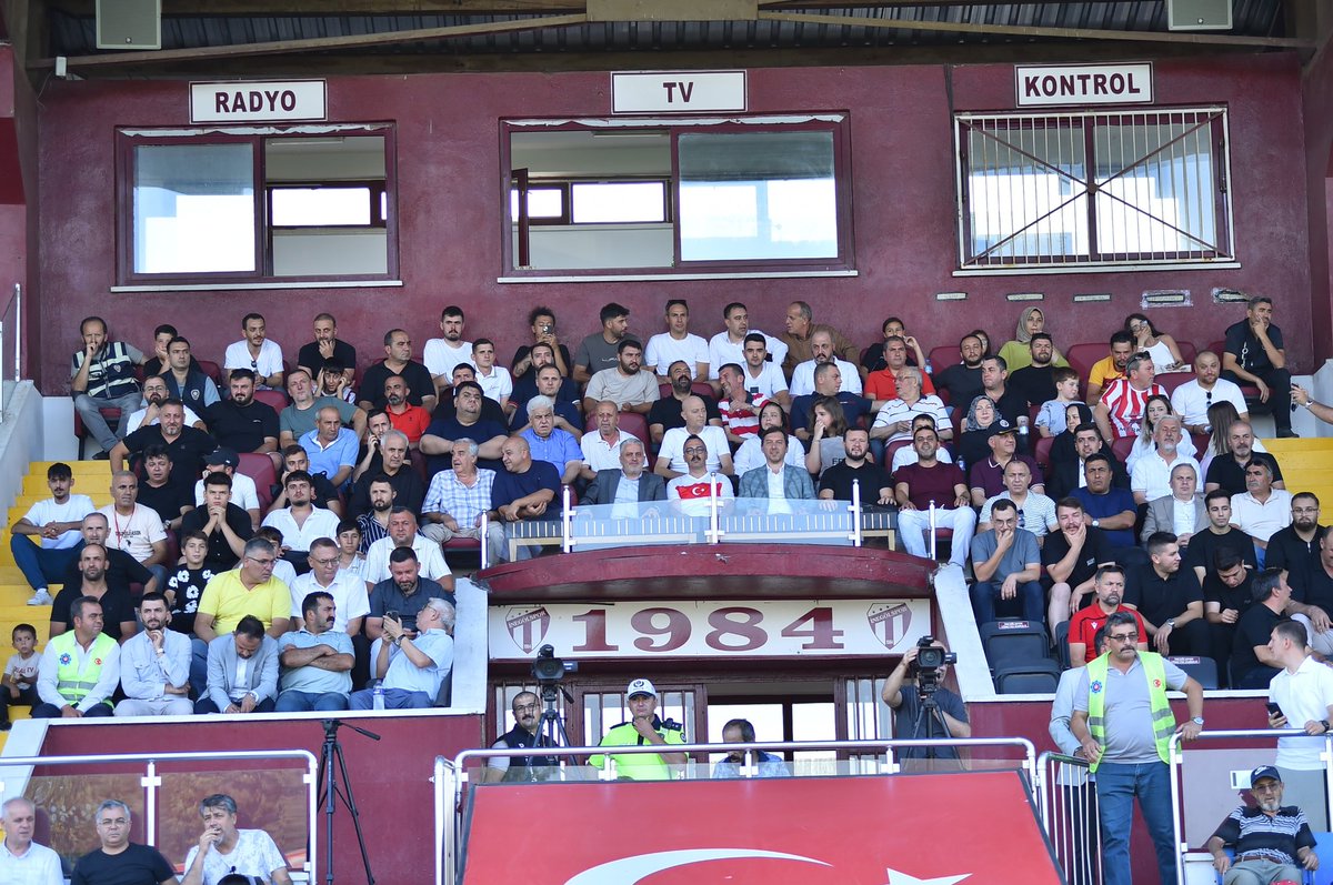 MYMMANAVLARI's tweet photo. @futbolarena @trtspor @atvsporturkiye @superlig @ismailer_ @sinanenginx
@ertemsener Bursa İnegöl de Köyler arası turnuvadan kareler liglerde olmayan seyirci kitlesi https://t.co/ZRhLn9kBSV