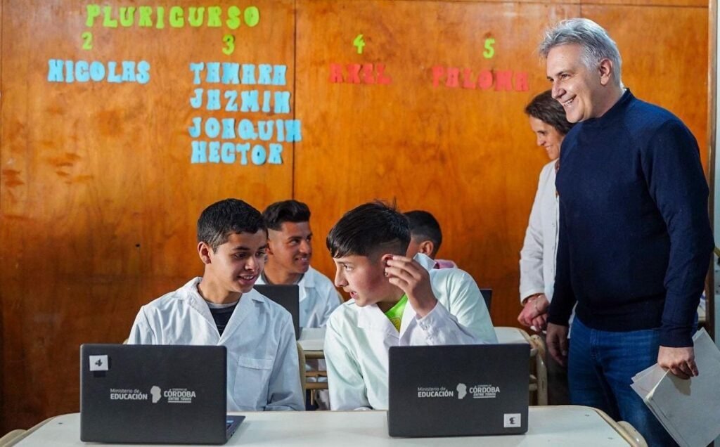 🛜 ¡Ya son 1.295 los establecimientos educativos conectados a internet satelital en #Córdoba! 🏫

📡 En una primera etapa, 871 escuelas rurales y de montaña fueron conectadas al servicio con antenas Starlink.

👩🏻‍💻 En una segunda instancia se conectaron establecimientos educativos