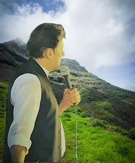 تم گرانے میں لگے تھے تم نے سوچا ہی نہیں 
میں گرا تو مسئلہ بن کر کھڑا ہو جاوں گا۔
اس میں انسانی رویے کی طرف اشارہ ہے کہ دوسروں کو نیچا دکھانے کی کوشش کرنے والے اکثر یہ بھول جاتے ہیں کہ ہر شخص کے اندر برداشت اور مزاحمت کی صلاحیت موجود ہوتی ہے۔
🔹 بعض اوقات کسی کو 👇👇