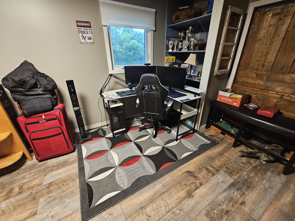 copperPWrench's tweet photo. Moving back to my parents and of course the first thing I set back up is my PC lol.  Can't wait to be gaming again!! https://t.co/6nL3eIkgJP