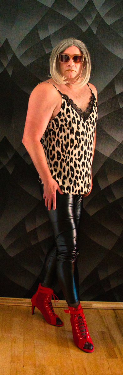 Der Knackarsch wie bei der wunderbaren <a href="/highheelfee/">highheelfee highheelfee</a> 
#latex #leder #black #geilerarsch #highheels #animalprint