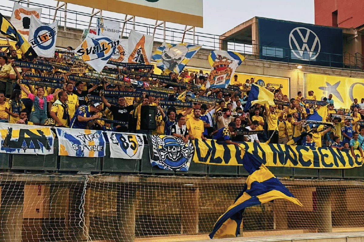 ultranaciente's tweet photo. Con la misma pasión e ilusión de aquel día, te volvimos a colgar en la valla... Y aunque no pudimos dedicarte la primera victoria del equipo, apretaremos más fuerte hasta conseguirla. 

¡Vamos Las Palmas! https://t.co/XgiTbRrnRn