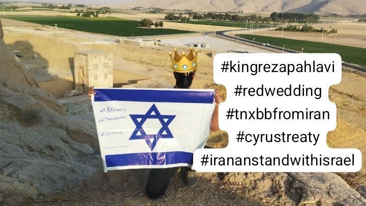 Ein Iraner im Iran hat die israelische Flagge am „Ka‘be-ye Zartosht“, einer nationalen Kulturerbestätte aus der Zeit des ersten Perserreiches, gehisst. Solche Szenen zeigen sich seit dem 7. Oktober häufig im Iran und sind lebensgefährlich. 

Die israelische Flagge wird dabei oft