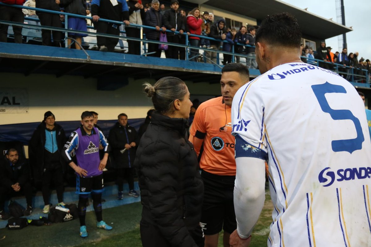 gbobadi's tweet photo. Inventaron el VAR en la B Nacional https://t.co/qnIGtGB8J3