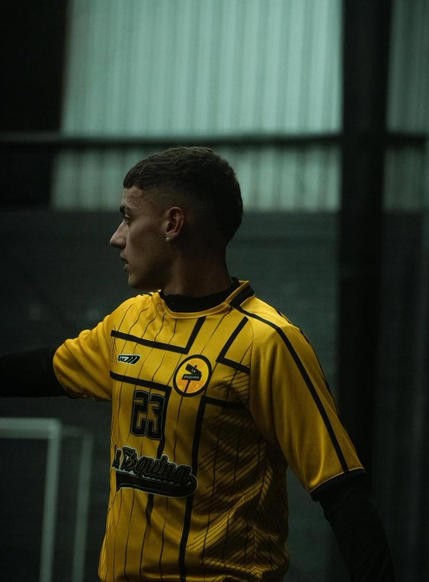 oopsxbelu_'s tweet photo. ah bueeee mira lo q es el jugador nuevo de la esquina 🫦 https://t.co/nq6EsCqNvF