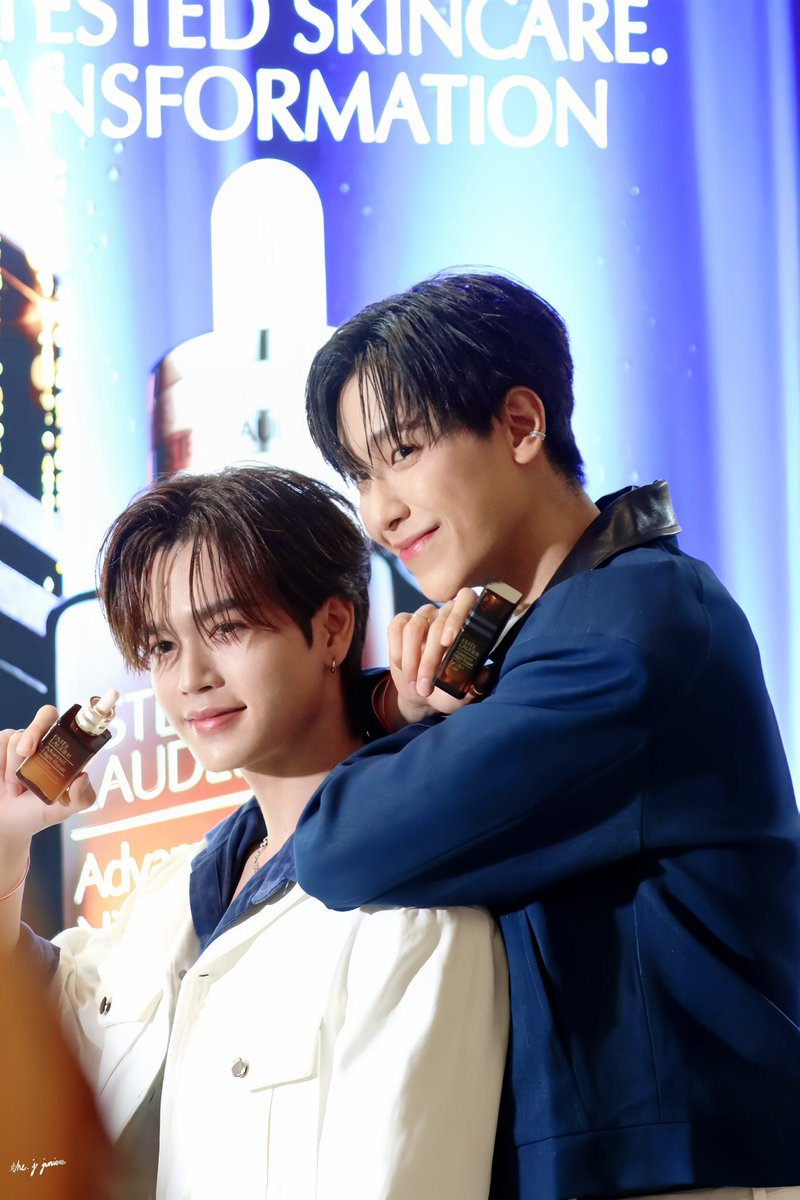 Thej_Juniors's tweet photo. [ 18 . 08 . 25 ]

JUNIORMARK NIGHT REPAIR

#EsteeLauderNightSkinxJM 
#AdvancedNightRepair #เซรั่มกู้ผิวอดนอน #EsteeLauderSkincare #EsteePartner #EsteelauderThailand
#JuniorMark
#Junniorrs
@jnnrrs 

ขอขอบคุณทาง Estee Lauder มาก ๆ นะครับ
ที่ให้เกียรติเชิญจูเนียร์ มาร์ค มาร่วมงาน Night Skin Science Center กับผลิตภัณฑ์บำรุงผิวดี ๆ แบบนี้

ขอบคุณแฟนคลับทีมหน้างานที่เดินทางมาหา  มาให้กำลังใจจูเนียร์ มาร์ค 

ขอบคุณทีมหน้าจอทุก ๆ คน ที่มาร่วมส่งกำลังใจ ร่วมติดตามบรรยากาศงานวันนี้นะครับ ✨️