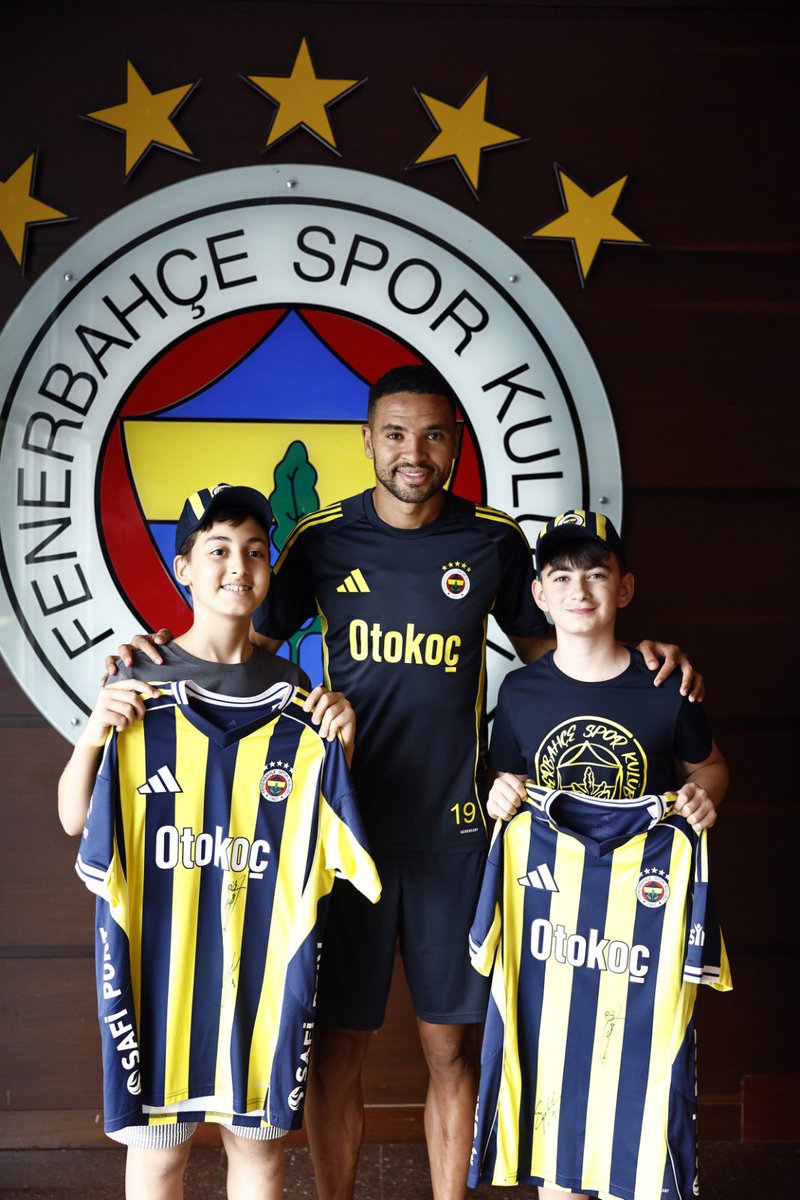 Fenerbahçe forması alabilmek için su satan Ali Yağız ve Poyraz Ali’ye Fenerbahçe forması hediye edildi.
