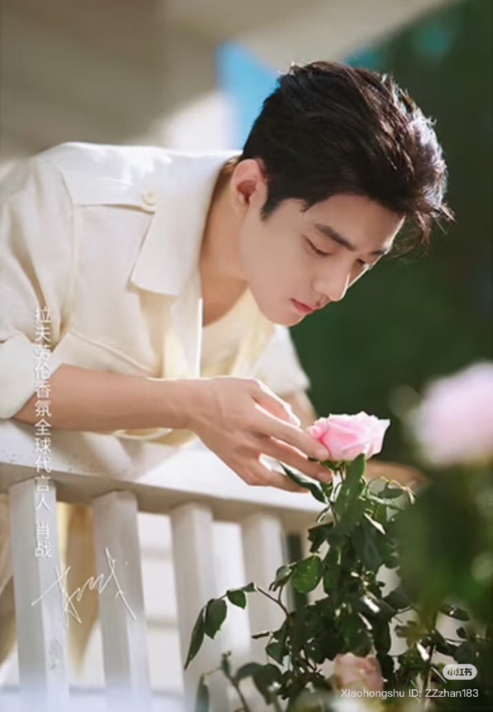 Slender fingers brush across the delicate petals, as crystal-clear morning dew seeps from the heart of the flower.
#XiaoZhanxRalphLaurenFragrances 
#XiaoZhan