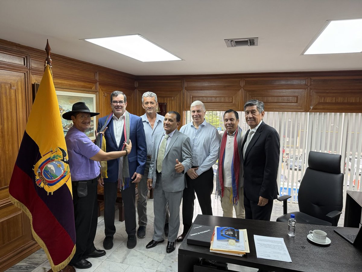 eduardopenah's tweet photo. Recibiendo la Wiphala de manos de dirigentes de ⁦@FENOC_ECUADOR⁩ agradezco este honor. https://t.co/WRGcfNAI2i